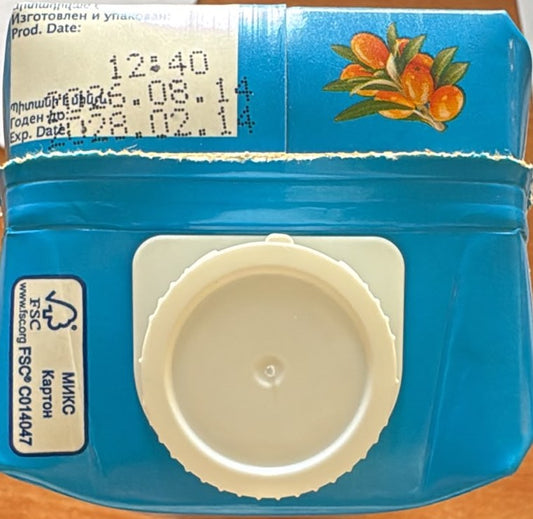 1Lの紙パックの天面（製造日と賞味期限の印字）