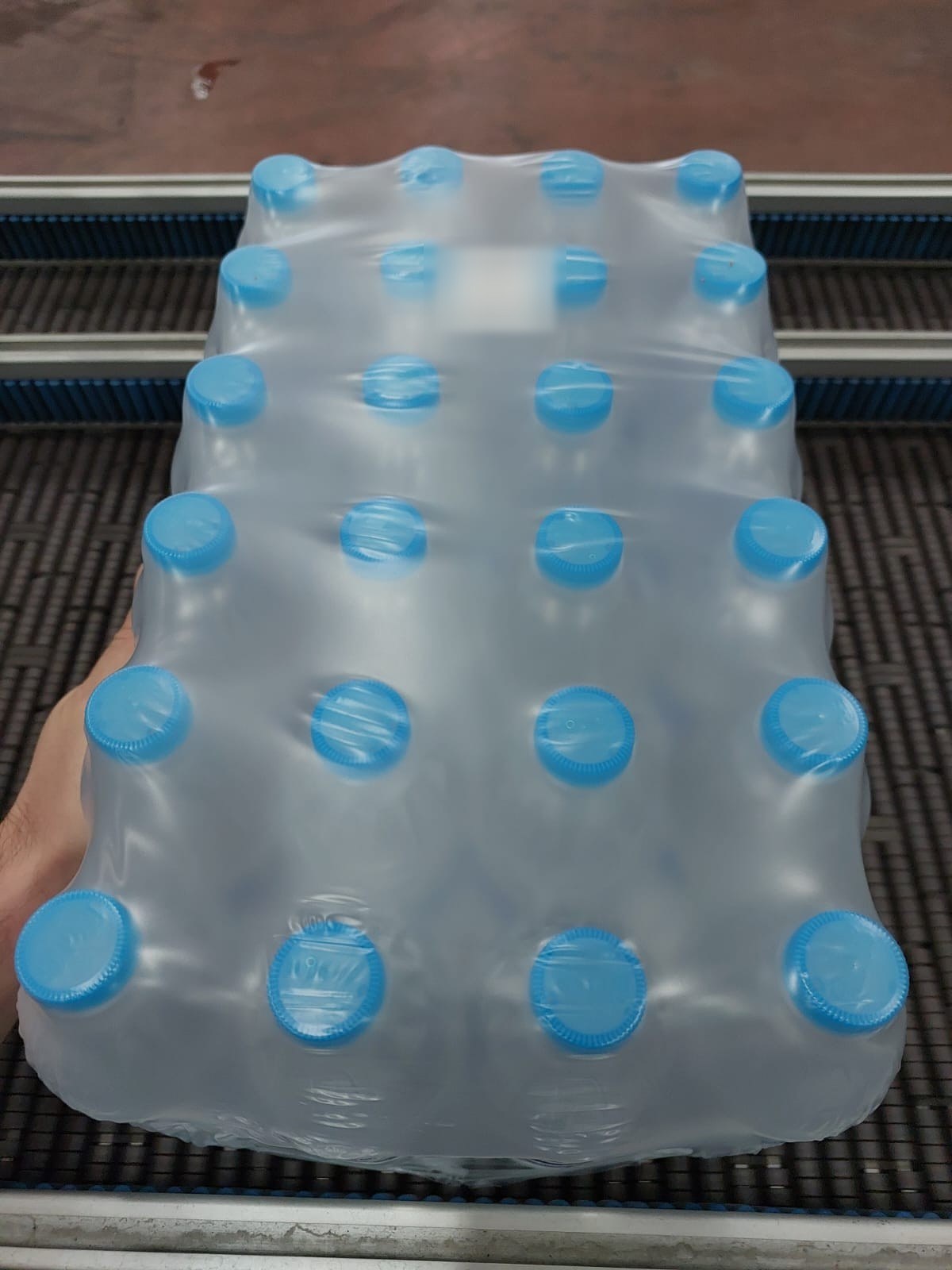 AQUAANA 500ml×24本のパック（フィルムで束ねた形・水色のキャップ）を上から見たところ