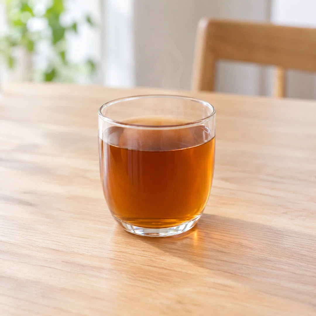 ガラスのコップの温かいほうじ茶（イメージ）